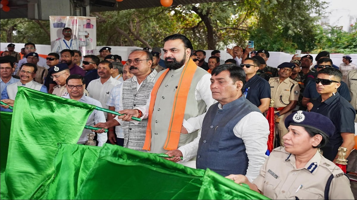 नक्सलमुक्त बिहार का संदेश लेकर गुजरात जाएंगे 1100 ग्रामीण, CM सम्राट ने दिखाई ट्रेन को हरी झंडी