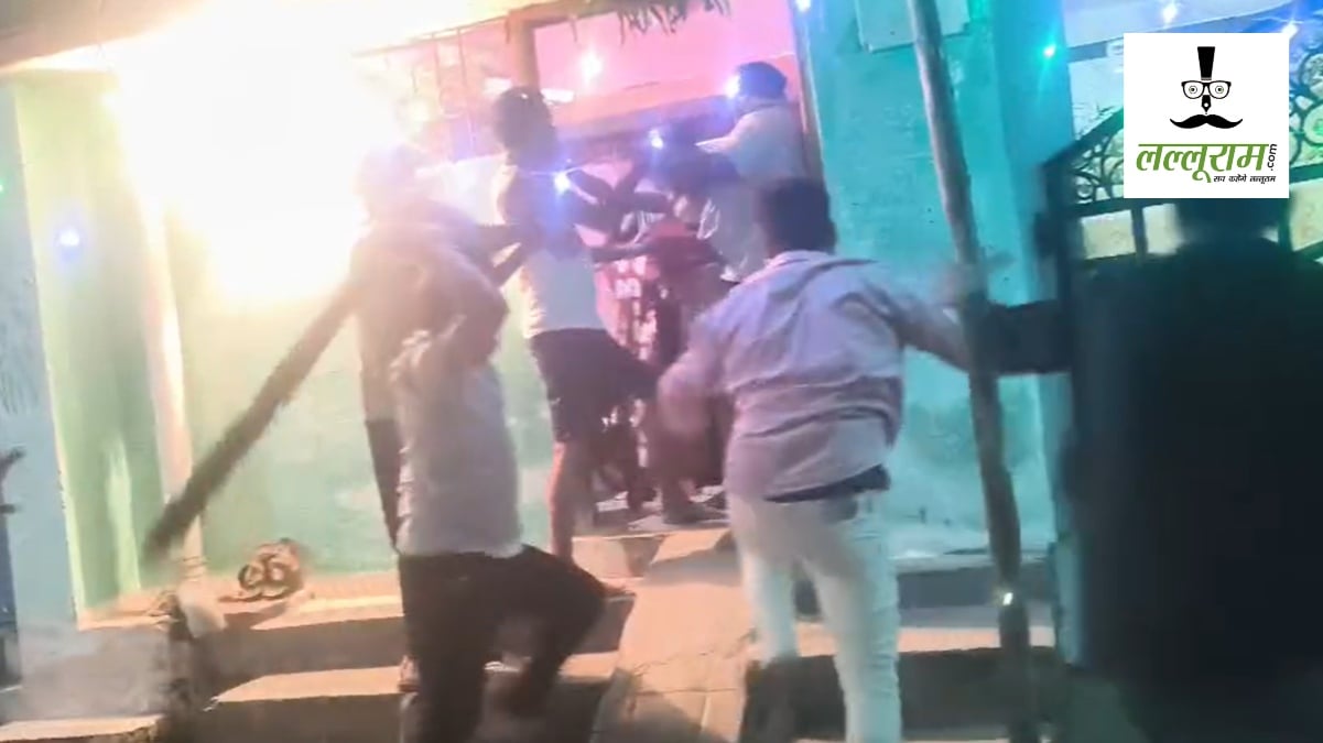 CG Crime : दशहरा के बाद विवाद, युवकों ने घर घुसकर महिलाओं को डंडे से पीटा, VIDEO VIRAL