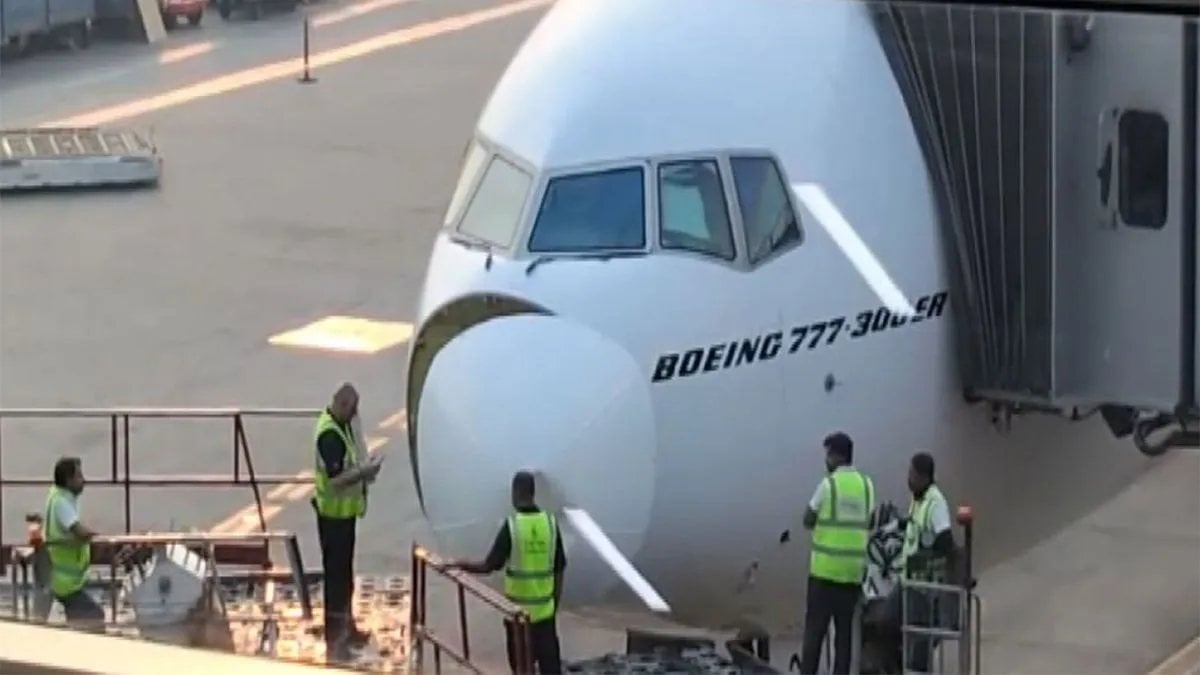Delhi IGI Airport पर बड़ा हादसाः दुबई से दिल्ली आ रही Emirates Flight से टकराया पक्षी, नोज में बना गड्ढा