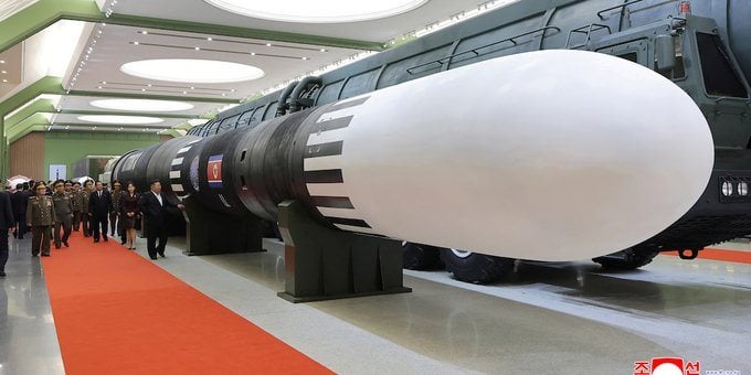 Kim Jong Un ने दिखाई उत्तर कोरिया की सबसे घातक परमाणु मिसाइल ! Hwasong-20 से अमेरिका तक निशाना साधने का दावा