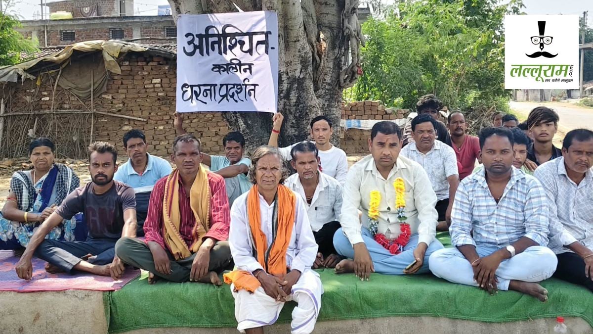 CG News : SDM कार्यालय के सामने धरने पर बैठे PM आवास हितग्राही, जानिए क्या है वजह