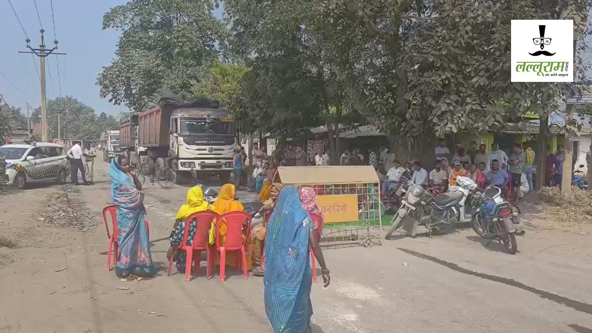 CG News : जर्जर सड़कों से निकल रहा धूल का गुब्बार, विरोध में ग्रामीणों ने किया चक्काजाम