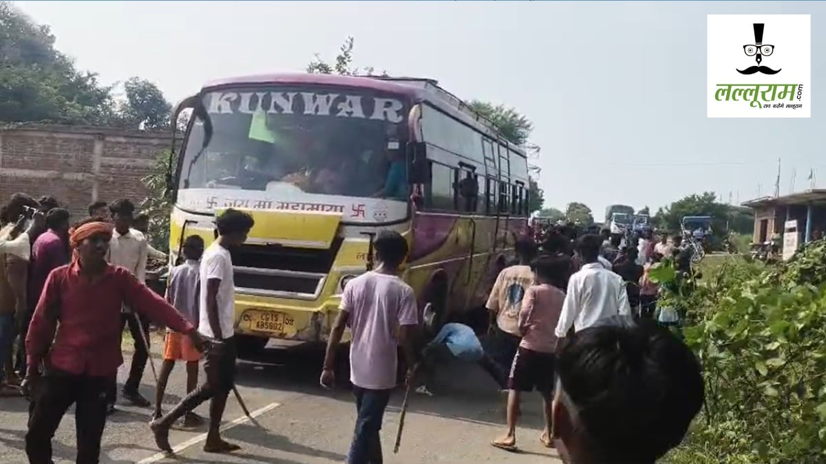 CG Accident News : ट्रैक्टर की टक्कर से महिला की मौके पर ही मौत, गुस्साए ग्रामीणों ने मध्य प्रदेश-छत्तीसगढ़ को जोड़ने वाली सड़क पर किया चक्काजाम