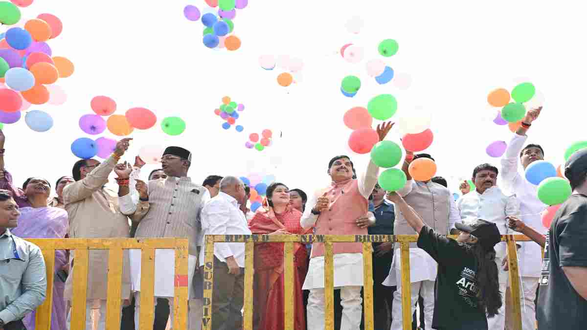 सीएम डॉ. मोहन यादव ने छोड़े गुब्बारे, कहा- जनसेवा के कार्यों को निरंतर करने का लें संकल्प 