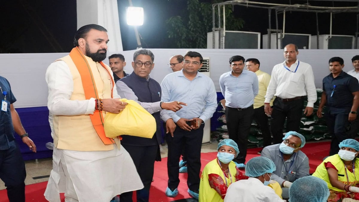 बाढ़ पीड़ितों तक हेलीकॉप्टर से पहुंचेगी मदद, CM सम्राट ने राहत पैकेजिंग सेंटर का किया निरीक्षण
