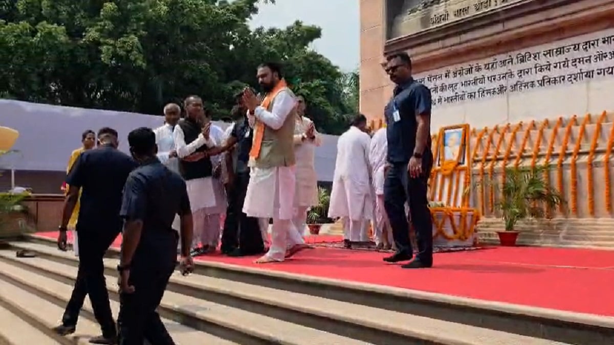पटना में गांधी जयंती पर राजकीय समारोह का आयोजन, राज्यपाल और CM सम्राट ने बापू को दी श्रद्धांजलि