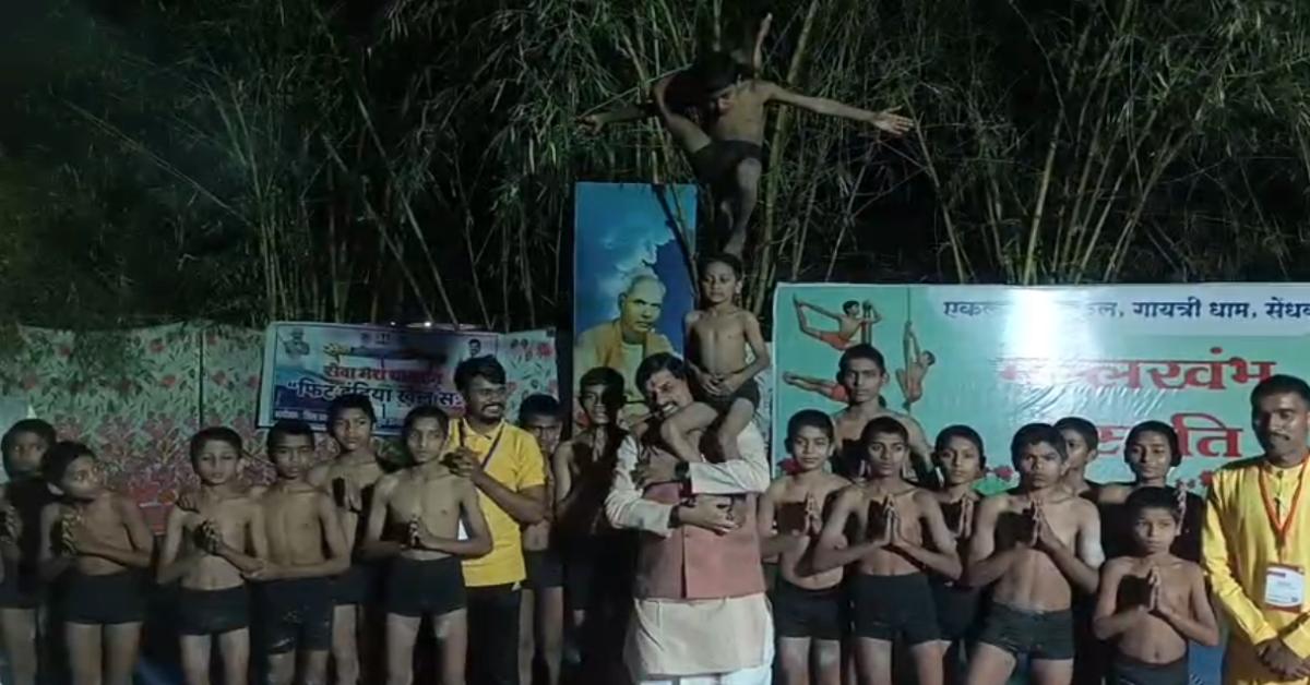 बच्चों का हुनर देख गदगद हुए सीएम डॉ मोहन यादव: बड़वानी में मलखंब प्रदर्शन सराहा, गोसेवा के बाद शरद उत्सव में की शिरकत