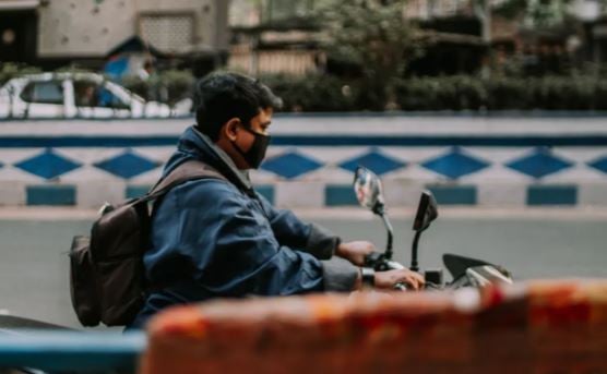 सूरत में फ्लिपकार्ट डिलीवरी एजेंट गिरफ्तार, 4.6 लाख के पार्सल चोरी