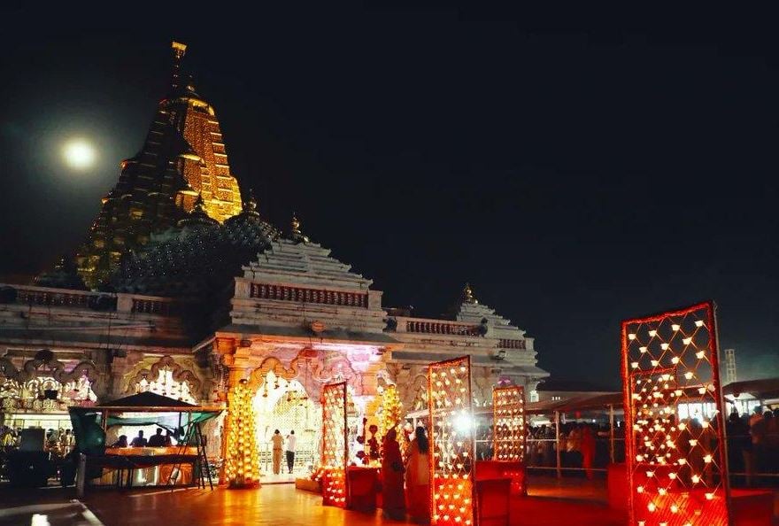 शरद पूर्णिमा पर भक्तिमय हुआ गुजरात: डाकोर व द्वारका में उमड़े भक्त, रात भर जमेगी गरबा रास