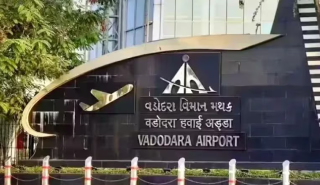 राजकोट एयरपोर्ट पर पटाखों से सूखी घास में लगी आग, एअर इंडिया फ्लाइट की वडोदरा में इमरजेंसी लैंडिंग