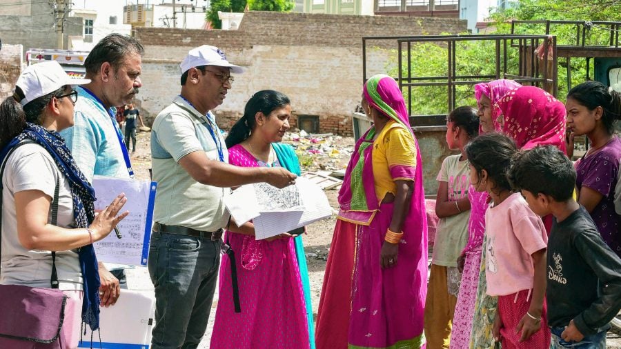 Census Rules 2026: जनगणना के नियमों में बड़ा बदलाव, अब शिक्षक और सरकारी-क्लर्क भी बन सकेंगे एन्यूमेरेटर