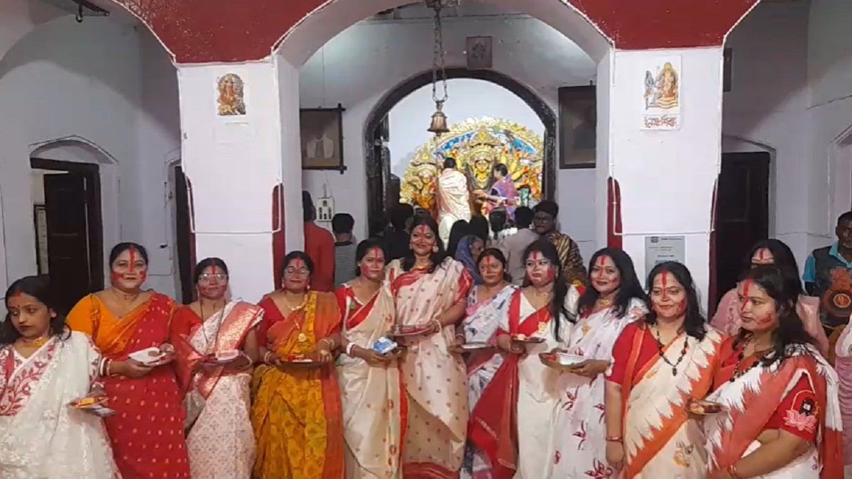 छपरा में सिंदूर खेला के साथ मां दुर्गा की विदाई, सुहागिनों ने एक-दूसरे को लगाया सिंदूर