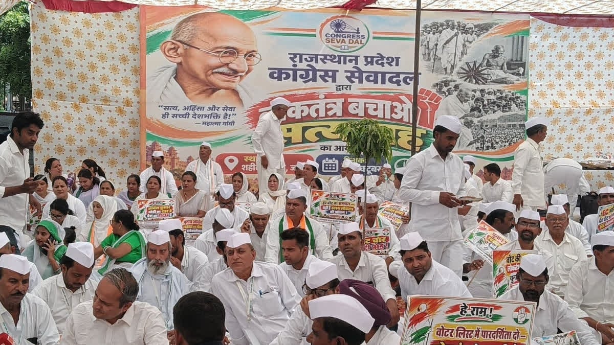 भजन-चरखे के बीच कांग्रेस का सत्याग्रह, शाम को बड़ा कदम; पुलिस ने भी संभाला मोर्चा