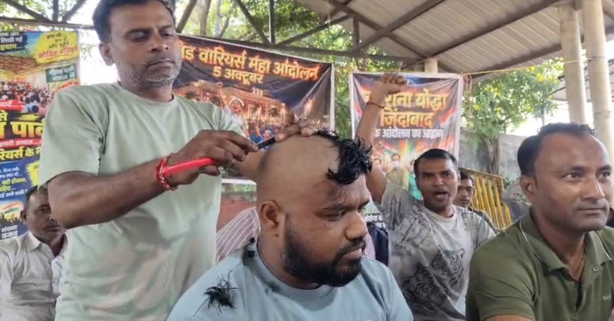 राजधानी में कोरोना वॉरियर्स का प्रदर्शन: कोरोना काल में सेवाएं देने वाले स्वास्थ्यकर्मी फिर सड़क पर, रोजगार की मांग को लेकर कराया मुंडन