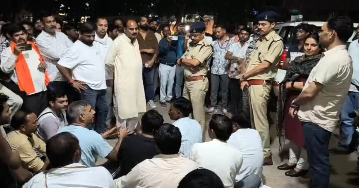 डबरा सिटी थाने में देर रात हंगामा: बीजेपी नगर पालिका अध्यक्ष समेत 30 पार्षदों ने दिया सामूहिक इस्तीफा, जानें पूरा मामला