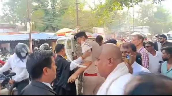 Dhanbad News: कोर्ट में सरेंडर करने जा रहे आरोपी को उठाने की कोशिश, अधिवक्ता का गला दबाया, सोने की अंगूठी छीनने का आरोप