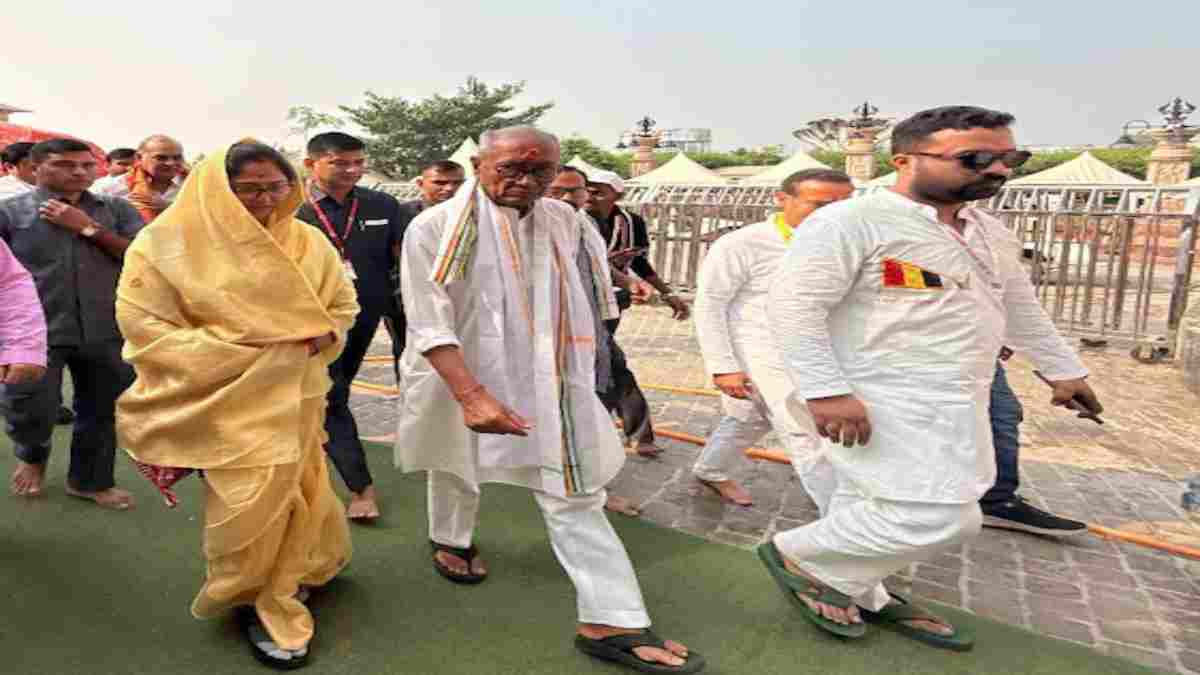 उज्जैन से अयोध्या तक पैदल निकले दिग्विजय सिंह, ‘सत्य सनातन स्वाभिमान यात्रा’ के जरिए साधने की कोशिश; सत्ता पक्ष ने बताया नौटंकी