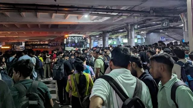 दिल्ली-NCR में लॉन्ग वीकेंड का असर, बस अड्डों और रेलवे स्टेशनों पर उमड़ी यात्रियों की भीड़
