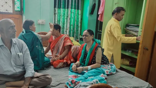 देवघर में JMM नेता के घर हथियारबंद अपराधियों का धावा, परिवार को बंधक बनाकर 2 लाख नकद और लाखों के जेवर लूटे