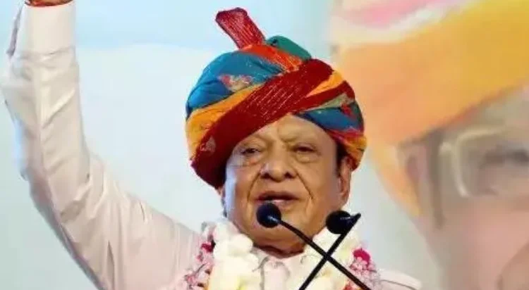 आरक्षण पर शंकर सिंह वाघेला का विवादित बयान: कहा- पटेल, बनिया, ब्राह्मण मैला उठाएं तो दूंगा 50 हजार