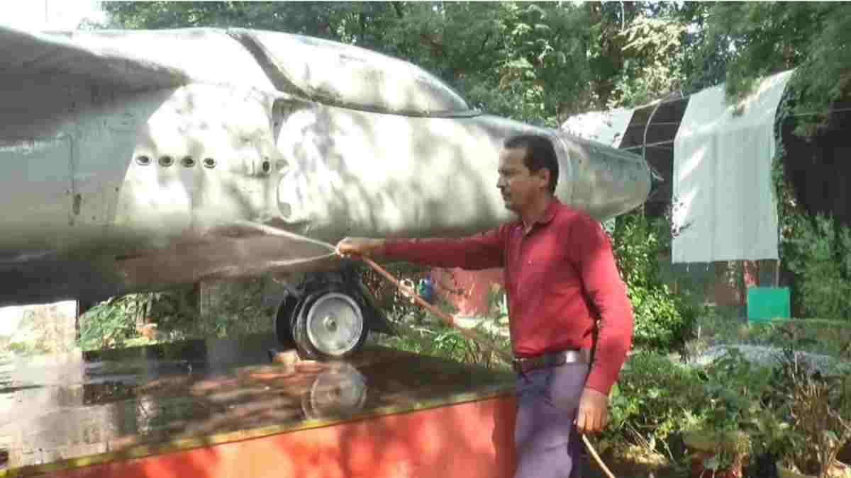 खबर का असर: बदहाली में पड़े फाइटर जेट ‘नेट सेबर’ की बदली सूरत, खबर दिखाते ही निगम ने कराई सफाई, दी गई सलामी