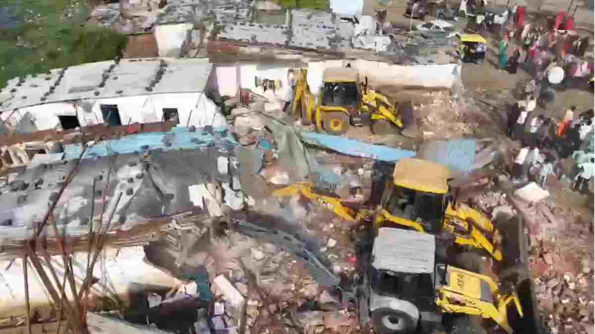 डेयरी की आड़ में काटी जा रही थी गाय: कटे अवशेष मिले, 3 गिरफ्तार, बजरंग दल के विरोध के बाद आरोपियों के ठिकाने पर चला बुलडोजर