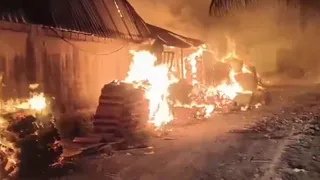 गुजरात के कच्छ में प्लाईवुड कंपनी में लगी भीषण आग, बुझाने का प्रयास जारी