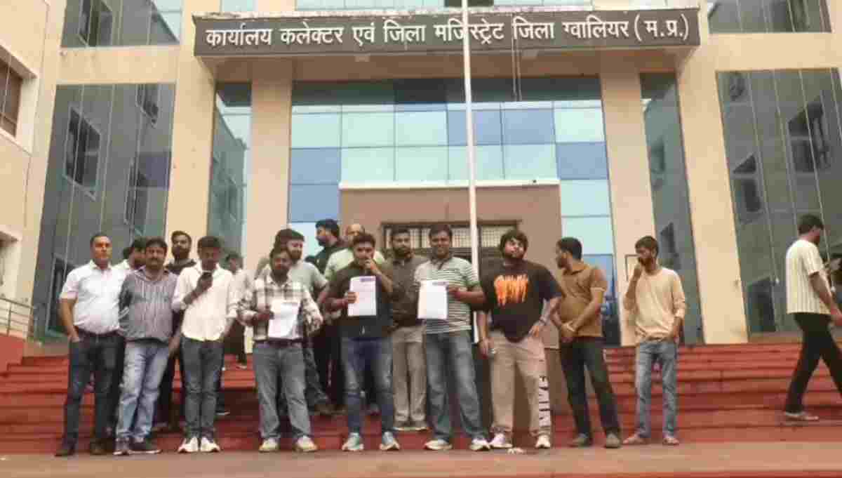 हनुमान की पूजा करने और प्रसाद बांटने पर गई कर्मचारी नौकरी! CMHO पर लगे गंभीर आरोप, करणी सेना ने खोला मोर्चा