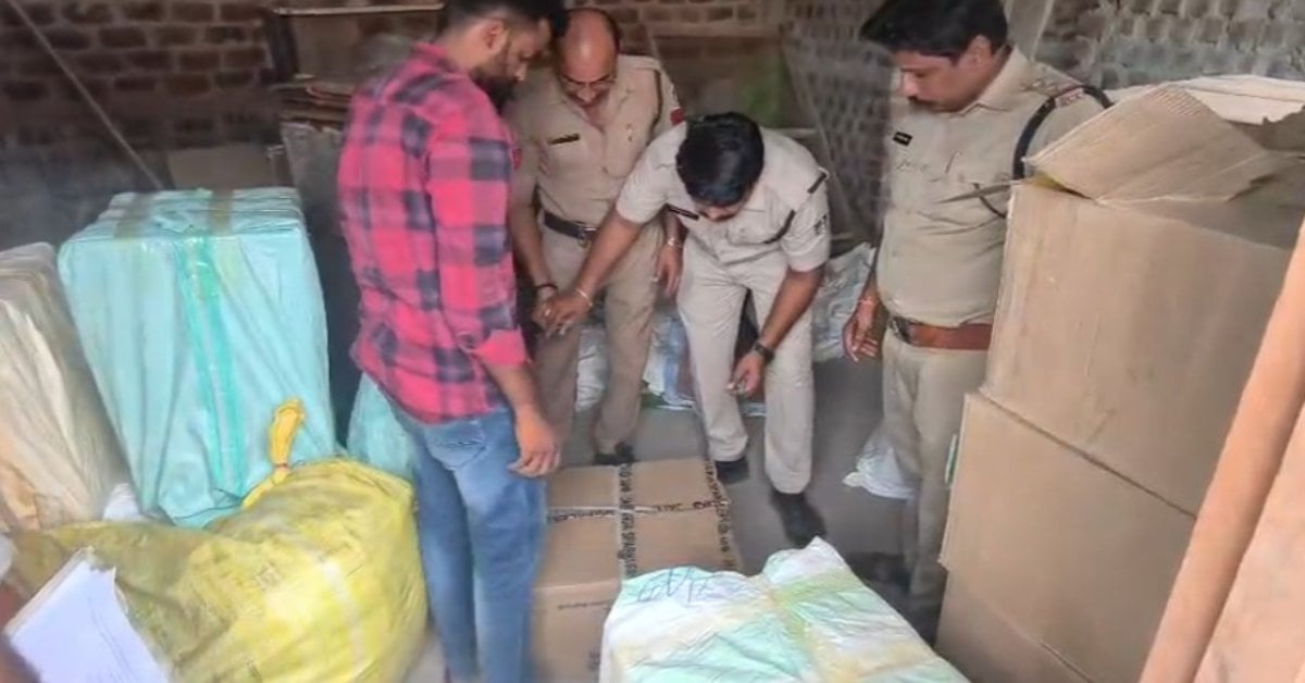 हरदा में फिर बारूद के जखीरे से मंडराया खतरा! स्कूल के पास मकान में भरे थे पटाखों के बक्से, बिना लाइसेंस चल रहा था कारोबार