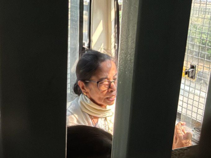 हिरासत में ली गईं ममता बनर्जी, दिल्ली में बस स्टॉप पर दे रही थीं धरना ; 5 सांसद भी हिरासत में लिए गए