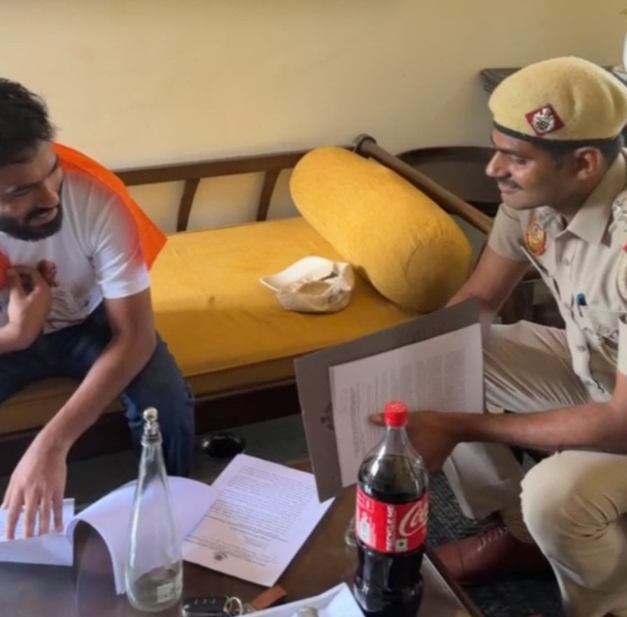CJP की ‘लहरा दो तिरंगा’ रैली से पहले दिल्ली में हाई अलर्ट : दिपके के घर पहुंची दिल्ली पुलिस, नोटिस थमाकर कहा- तिरंगा मार्च मत निकालिए