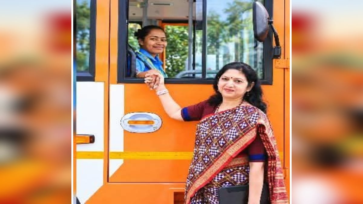 ओडिशा में महिला सशक्तिकरण की नई मिसाल: देश की पहली महिला इलेक्ट्रिक बस ड्राइवर से मिलीं आईएएस ऊषा पाढ़ी