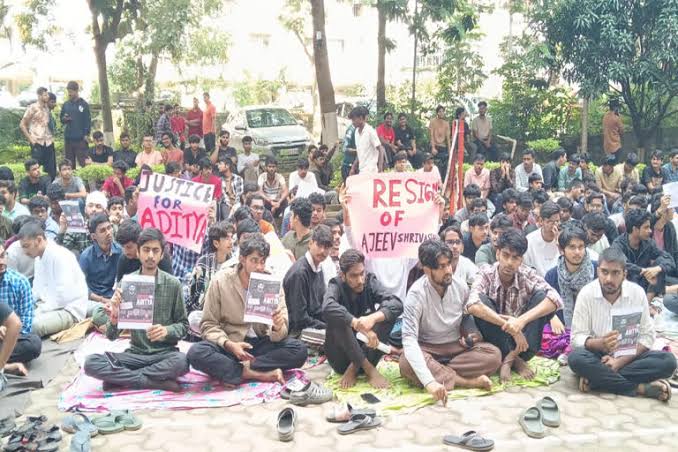 IIIT Ranchi Student Death: छात्र आदित्य की मौत पर भड़का आक्रोश, निदेशक के इस्तीफे की मांग, खेलगांव चौक जाम करने की चेतावनी