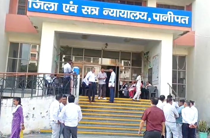 पानीपत कोर्ट परिसर में वकील पर जानलेवा हमला! पिस्टल दिखाई, चाकू से किए बार, बार प्रधान ने SP से की बात
