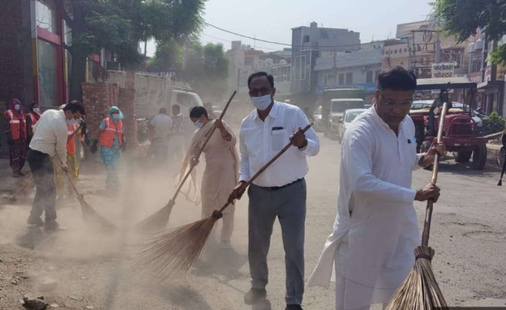 कैथल में सेवा संकल्प अभियान की पहल, उधम सिंह पार्क में अधिकारियों-कर्मचारियों ने किया श्रमदान