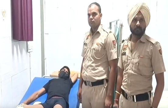 पुलिस-गोतस्करों की मुठभेड़, एक के पैर में लगी गोली; गिरफ्तार, 2 साथी फरार