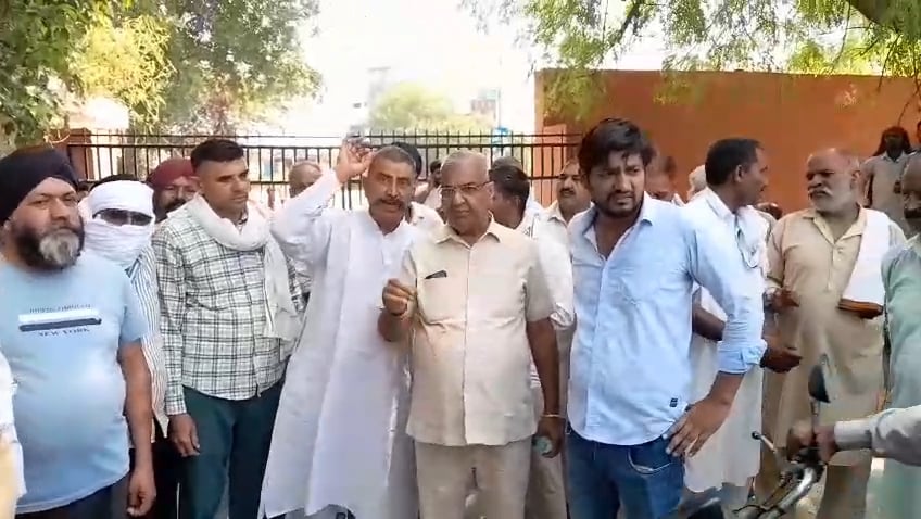 तरावड़ी अनाज मंडी में किसानों का फूटा गुस्सा, मुख्य गेट और मार्केट कमेटी कार्यालय पर जड़ा ताला
