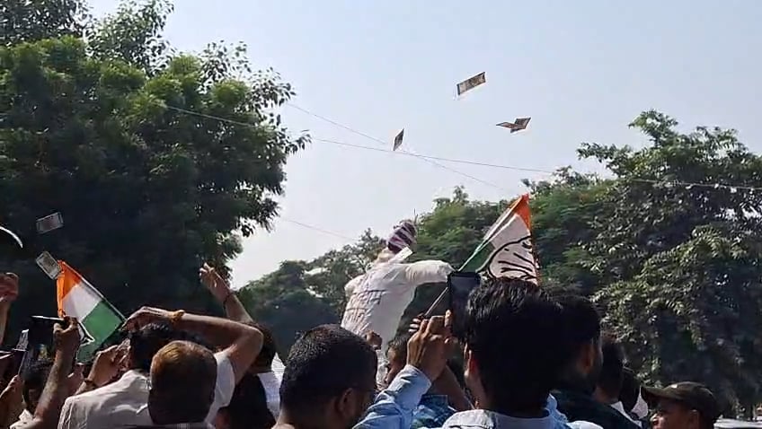 करनाल नगर निगम में कांग्रेस का जोरदार प्रदर्शन, पुलिस से भिड़े कार्यकर्ता; 500-500 के नकली नोट उड़ाकर जताया विरोध