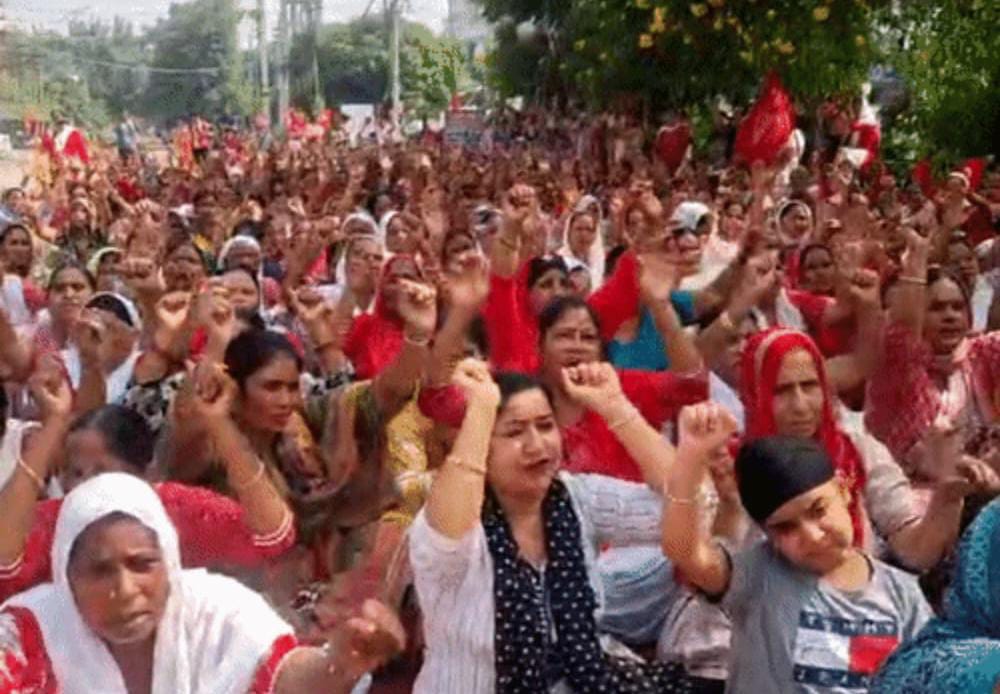 हरभजन सिंह भज्जी के घर के बाहर आंगनवाड़ी वर्करों का हल्ला बोल, भारी पुलिस फोर्स तैनात; केंद्र-पंजाब सरकार के खिलाफ प्रदर्शन