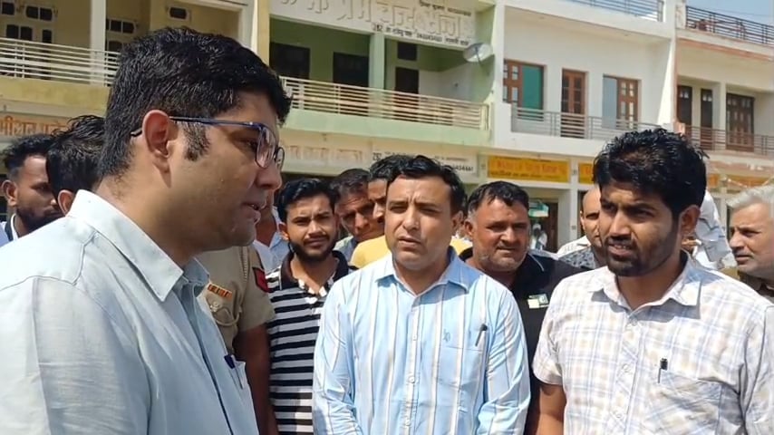 निसिंग अनाज मंडी में धान खरीद को लेकर किसानों का हंगामा, बोले- कई दिनों से मंडी में डेरा, नहीं मिल रहे उचित दाम