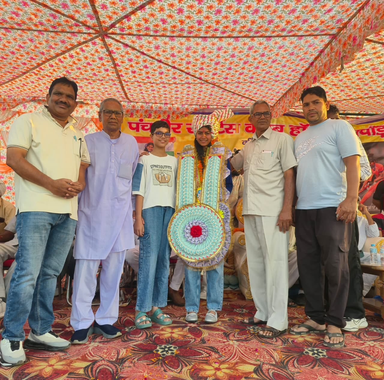 एशियाड में स्वर्ण जीतकर गांव पहुंची हॉकी खिलाड़ी इशिका सभ्रवाल, बापोड़ा में ढोल-नगाड़ों से हुआ भव्य स्वागत