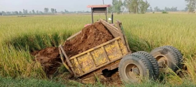 गुरदासपुर में दर्दनाक हादसा: मिट्टी से भरी ट्रैक्टर-ट्रॉली पलटी, 22 वर्षीय चालक की मौत