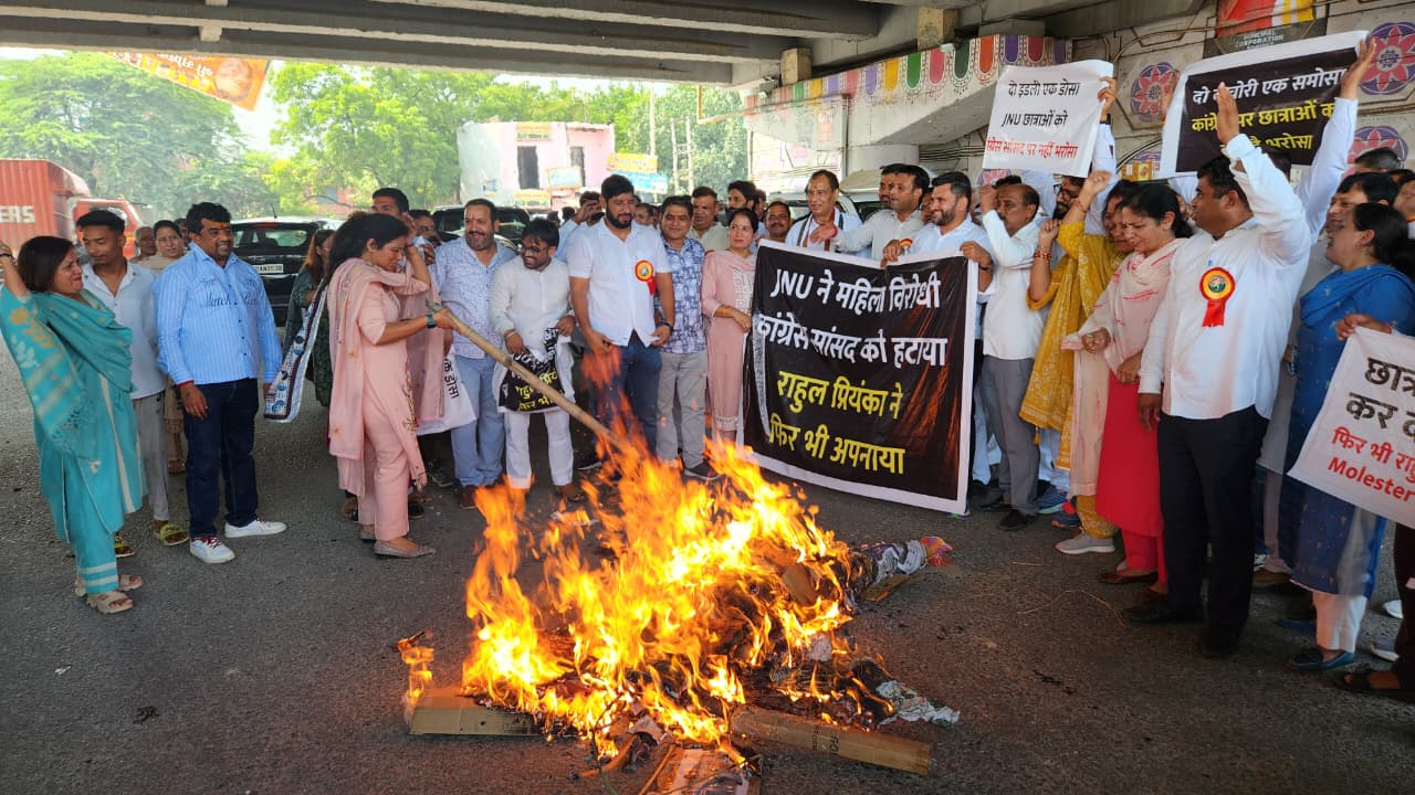 सोनीपत में भाजपा महिला मोर्चा का प्रदर्शन, राहुल गांधी का पुतला फूंका; महिलाओं के सम्मान का मुद्दा उठाया