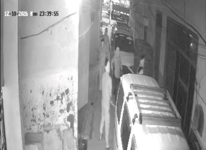 व्यापारी के घर पर बरसे लाठी-डंडे, शीशे तोड़े और गाड़ी पर हमला! CCTV में कैद पूरी वारदात