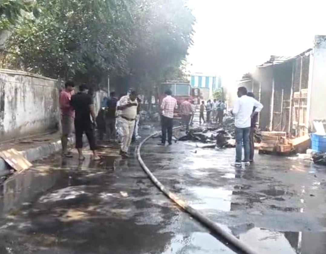 दशहरे की छुट्टी में मोबाइल बनाने वाली कंपनी में भीषण आग, स्क्रैप यार्ड जलकर राख