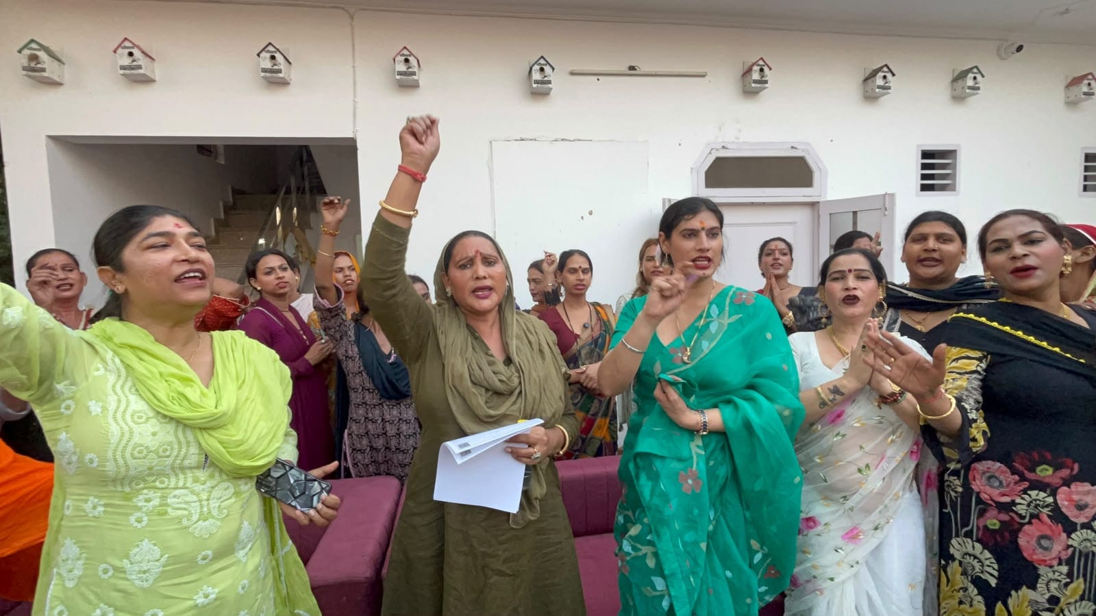 एक साल पुरानी दुश्मनी खत्म! एक मंच पर आए मंगलामुखी, युवक पर लगाए गंभीर आरोप