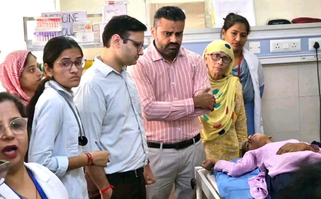 सरकारी स्कूल बना अखाड़ा: टीचर्स में जमकर हुई तू-तू मै-मै! बवाल देख 10 छात्राओं की बिगड़ी तबीयत; अस्पताल में भर्ती