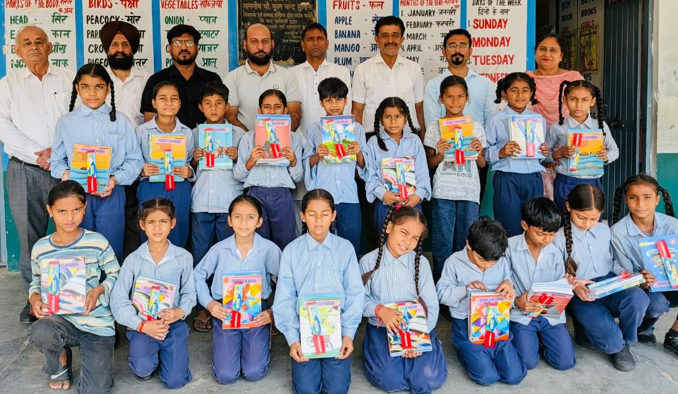 रोटरी क्लब बराड़ा ने सरकपुर स्कूल के 46 बच्चों को बांटी नोटबुक और स्टेशनरी