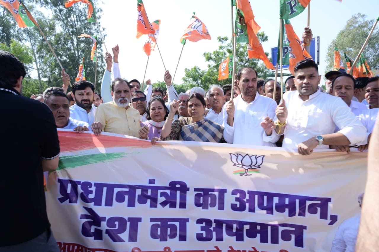 खड़गे की टिप्पणी पर BJP का गुस्सा फूटा, रोहतक में कांग्रेस के खिलाफ सड़क पर उतरी पार्टी