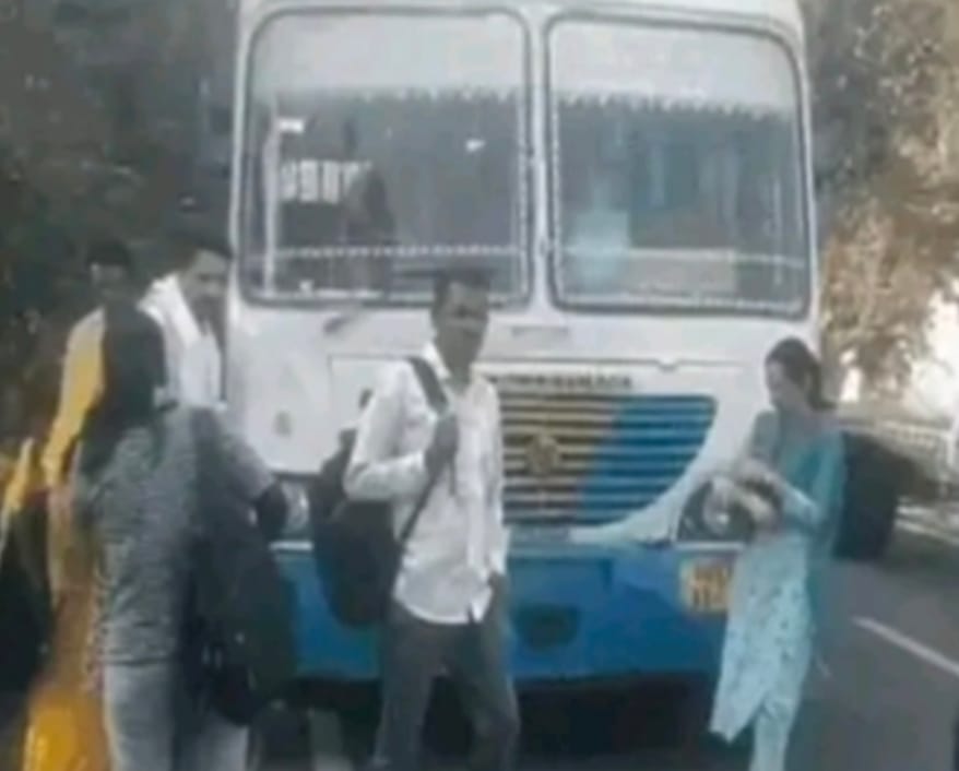 चलती बस में अचानक हुआ कुछ ऐसा कि अटक गईं 50 यात्रियों की सांसें, चीख-पुकार के बीच फिर जो हुआ..